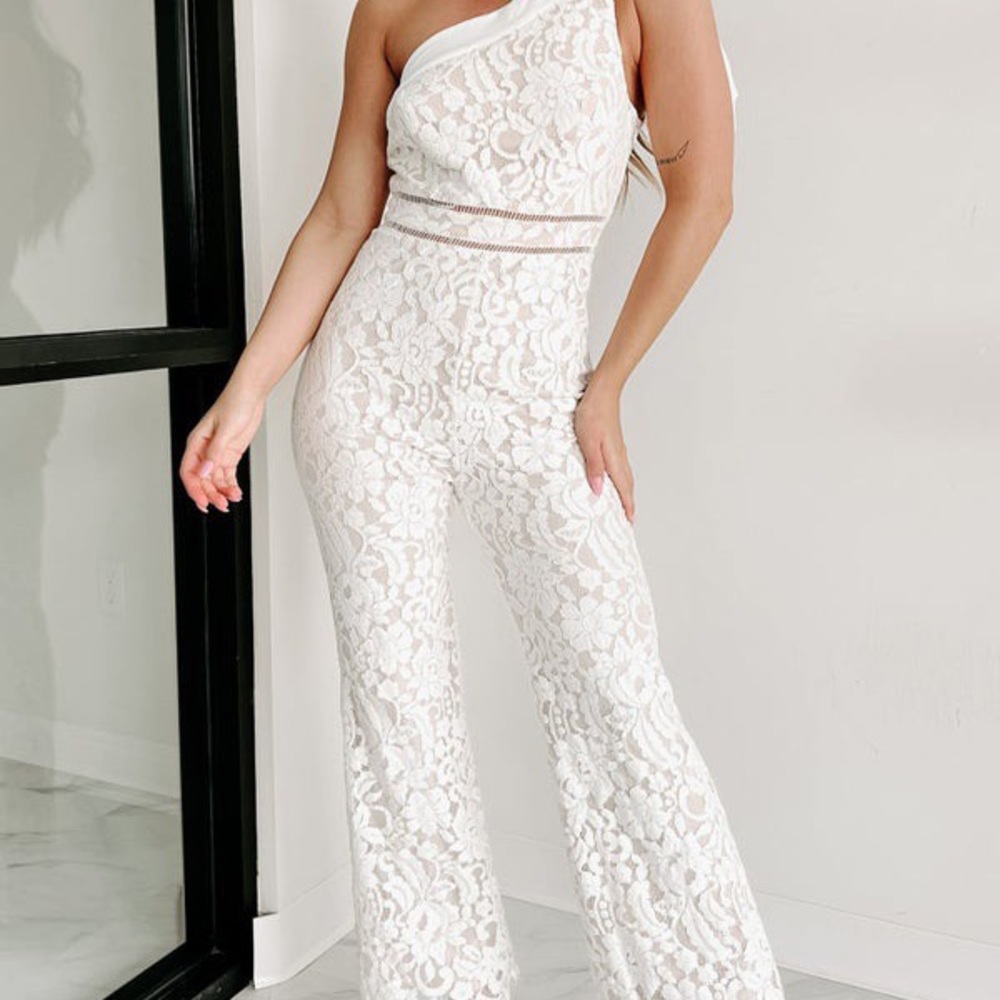 One shoulder lace jumpsuit. White/nude